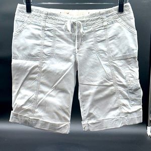 Hollister cargo shorts. Size 3. Women. Khaki. Good condition